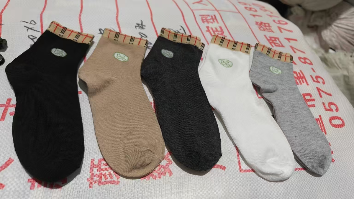 😍🧦【Balení 10 párů】Pánské ponožky, novinka podzim/zima 2025, zesílené bavlněné ponožky do poloviny lýtek, absorbující pot a odolné vůči zápachu